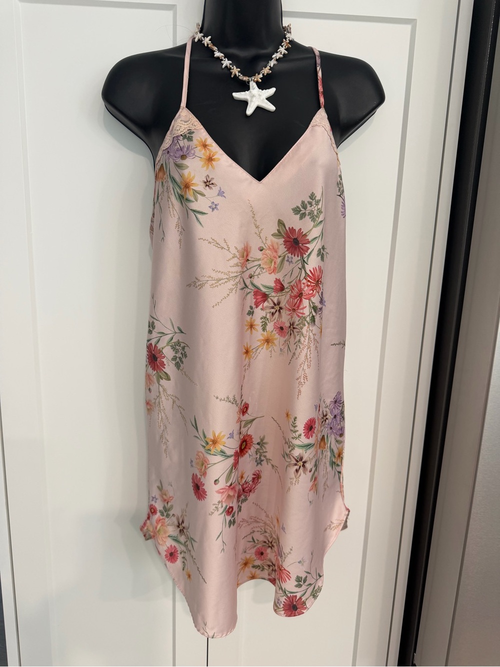 FLORA NIKROOZ ROMANTIC FLORAL SATIN FEEL CHEMISE IN SIZE SMALL